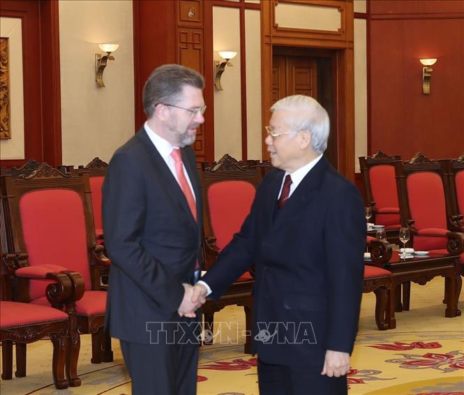 Photo: Party General Secretary and State President Nguyen Phu Trong (R) welcomes President of the Senate of Australia Scott Ryan. VNA Photo: Trí Dũng