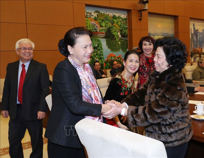 Photo: National Assembly Chairwoman Nguyen Thi Kim Ngan shakes hand with delegates. VNA Photo: Trọng Đức