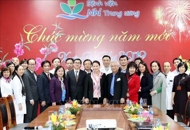 Photo: NA Chairwoman Nguyen Thi Kim Ngan with leaders, doctors and nurses of the Vietnam National Children’s Hospital. VNA Photo: Trọng Đức 
