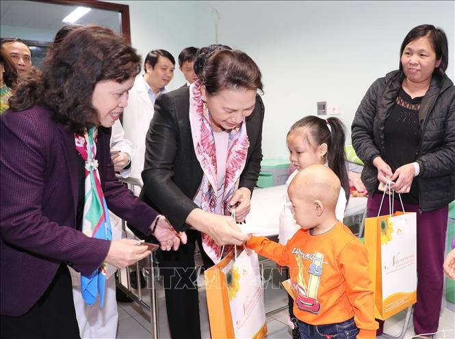 Photo: NA Chairwoman Nguyen Thi Kim Ngan presents gift packages to child cancer patients at the hospital. VNA Photo: Trọng Đức 