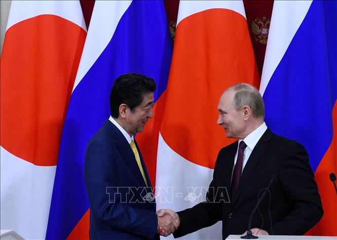 Trong ảnh: Tổng thống Nga Vladimir Putin (phải) trong cuộc họp báo chung với Thủ tướng Nhật Bản Shinzo Abe đang ở thăm Moskva ngày 22/1/2019. Ảnh: THX/TTXVN