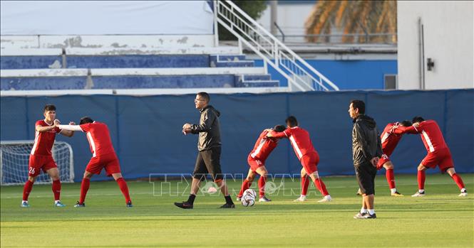 Trong ảnh: Các cầu thủ Việt Nam luyện tập trên sân Humaid Al Tayer (Dubai, UAE). Ảnh: Hoàng Linh - TTXVN