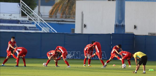 Trong ảnh: Các cầu thủ Việt Nam luyện tập trên sân Humaid Al Tayer (Dubai, UAE). Ảnh: Hoàng Linh - TTXVN
