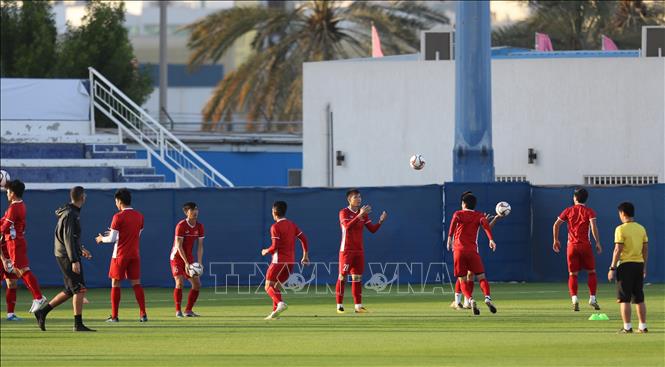 Trong ảnh: Các cầu thủ Việt Nam luyện tập trên sân Humaid Al Tayer (Dubai, UAE). Ảnh: Hoàng Linh - TTXVN