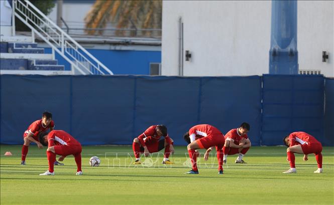 Trong ảnh: Các cầu thủ Việt Nam luyện tập trên sân Humaid Al Tayer (Dubai, UAE). Ảnh: Hoàng Linh - TTXVN