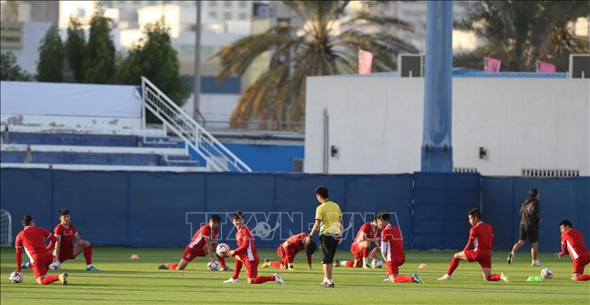 Trong ảnh: Các cầu thủ Việt Nam luyện tập trên sân Humaid Al Tayer (Dubai, UAE). Ảnh: Hoàng Linh - TTXVN