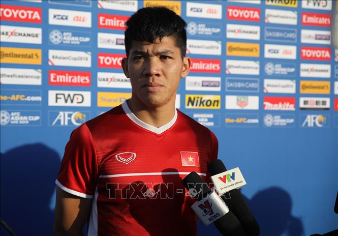 Trong ảnh: Cầu thủ Ngân Văn Đại trả lời phỏng vấn trước buổi tập. Ảnh: Hoàng Linh - TTXVN