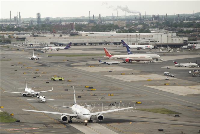 Trong ảnh (tư liệu): Máy bay đỗ tại sân bay quốc tế Newark Liberty ở Newark, New Jersey, Mỹ. Ảnh: AFP/ TTXVN