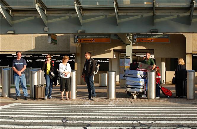 Trong ảnh: Hành khách chờ tại sân bay Newark Liberty, Mỹ. Ảnh: AFP/TTXVN