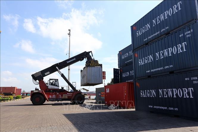 Trong ảnh: Bốc xếp hàng hóa tại cảng Tân Cảng – Thốt Nốt. Ảnh: Danh Lam - TTXVN