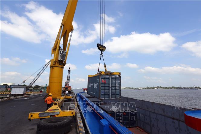 Trong ảnh: Bốc xếp hàng hóa tại cảng Tân Cảng – Thốt Nốt. Ảnh: Danh Lam - TTXVN