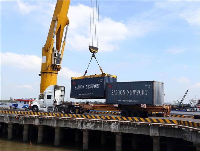 Trong ảnh: Bốc xếp hàng hóa tại cảng Tân Cảng – Thốt Nốt. Ảnh: Danh Lam - TTXVN