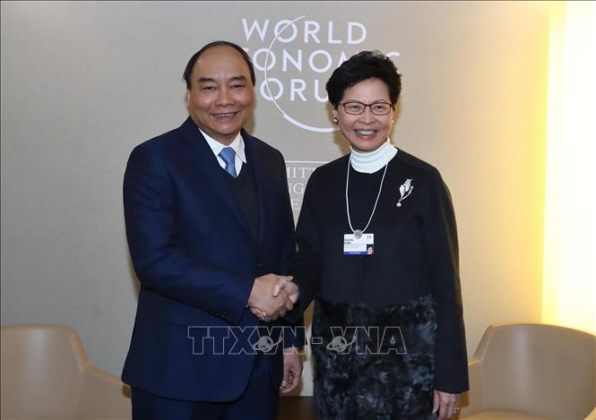 Photo: Prime Minister Nguyen Xuan Phuc (L) and Chief Executive of Hong Kong Carrie Lam (R). VNA Photo: Thống Nhất