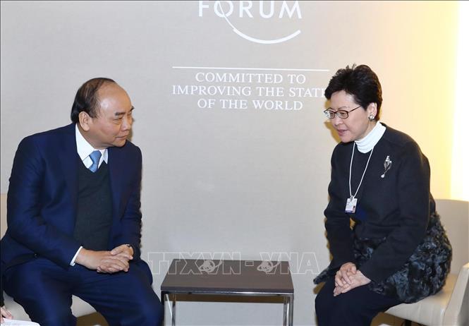 Photo: Prime Minister Nguyen Xuan Phuc (L) and Chief Executive of Hong Kong Carrie Lam (R). VNA Photo: Thống Nhất