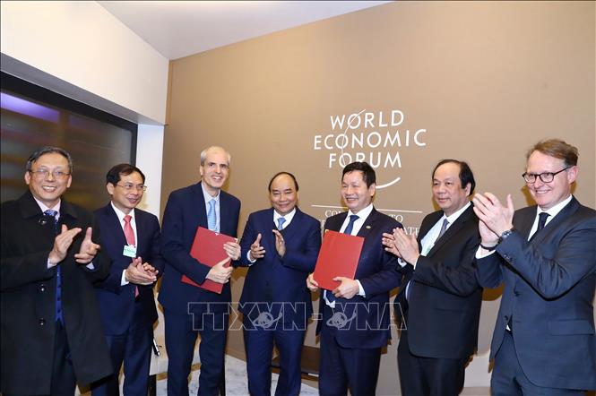 Trong ảnh: Thủ tướng Chính phủ chứng kiến Lễ ký kết biên bản ghi nhớ giữa Tập đoàn FPT và Tập đoàn Allianz.
