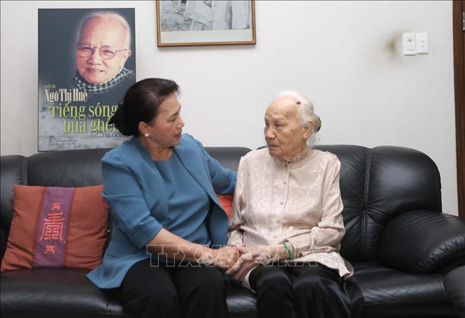 Trong ảnh: Chủ tịch Quốc hội Nguyễn Thị Kim Ngân thăm hỏi bà Ngô Thị Huệ, Phu nhân nguyên Tổng Bí thư Nguyễn Văn Linh. Ảnh: Thanh Vũ - TTXVN

