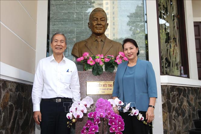 Trong ảnh: Chủ tịch Quốc hội Nguyễn Thị Kim Ngân thăm gia đình nguyên quyền Chủ tịch nước, Luật sư Nguyễn Hữu Thọ. Ảnh: Thanh Vũ - TTXVN
