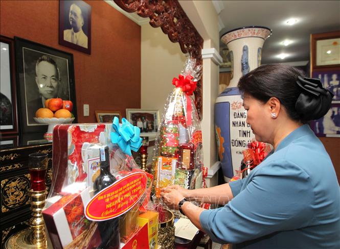 Trong ảnh: Chủ tịch Quốc hội Nguyễn Thị Kim Ngân thắp hương tưởng niệm nguyên quyền Chủ tịch nước, Luật sư Nguyễn Hữu Thọ. Ảnh: Thanh Vũ - TTXVN
