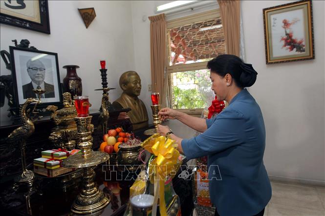 Trong ảnh: Chủ tịch Quốc hội Nguyễn Thị Kim Ngân thắp hương tưởng niệm nguyên Thủ tướng Võ Văn Kiệt. Ảnh: Thanh Vũ - TTXVN
