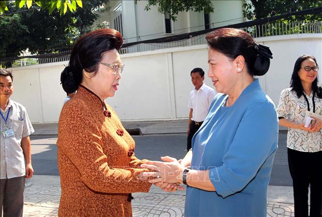 Trong ảnh: Chủ tịch Quốc hội Nguyễn Thị Kim Ngân thăm hỏi bà Phan Lương Cầm, Phu nhân nguyên Thủ tướng Võ Văn Kiệt. Ảnh: Thanh Vũ - TTXVN
