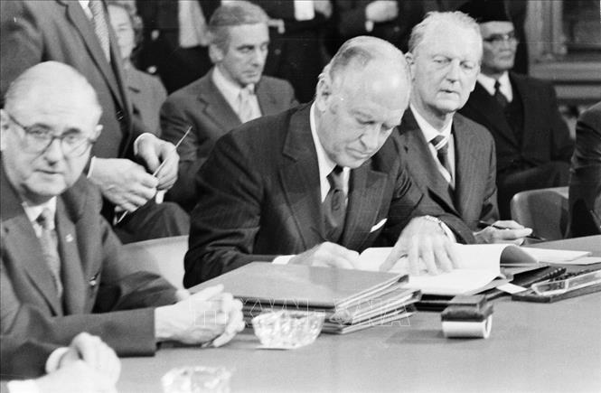 Trong ảnh: Bộ trưởng Ngoại giao Hoa Kỳ William Harriman ký Hiệp định Paris, ngày 27/1/1973, tại Trung tâm Hội nghị quốc tế ở thủ đô Paris (Pháp). Ảnh: Văn Lượng - TTXVN