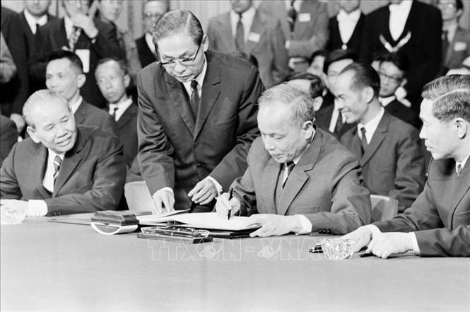 Trong ảnh: Bộ trưởng Ngoại giao Chính phủ Việt Nam Dân chủ Cộng hòa Nguyễn Duy Trinh ký Hiệp định Paris về Việt Nam, ngày 27/1/1973, tại Trung tâm hội nghị quốc tế  ở thủ đô Paris (Pháp). Ảnh: Văn Lượng - TTXVN