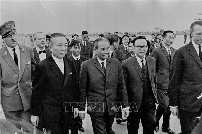 Trong ảnh: Ngày 9/5/1968, Bộ trưởng Xuân Thủy, Trưởng đoàn đại biểu Chính phủ Việt Nam Dân chủ Cộng hòa đến thủ đô Paris (Pháp), tiến hành cuộc đàm phán chính thức với Chính phủ Hoa Kỳ. Ảnh: Văn Lượng-TTXVN