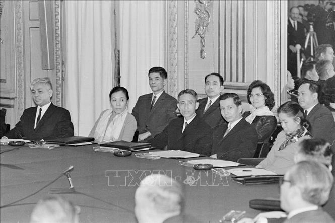 Trong ảnh: Đoàn đại biểu Mặt trận Dân tộc Giải phóng miền Nam Việt Nam (sau đó là Chính phủ Cách mạng lâm thời Cộng hoà miền Nam Việt Nam) tại phiên khai mạc Hội nghị 4 bên, ngày 18/1/1969, tại thủ đô Paris (Pháp). Ảnh: Văn Lượng-TTXVN