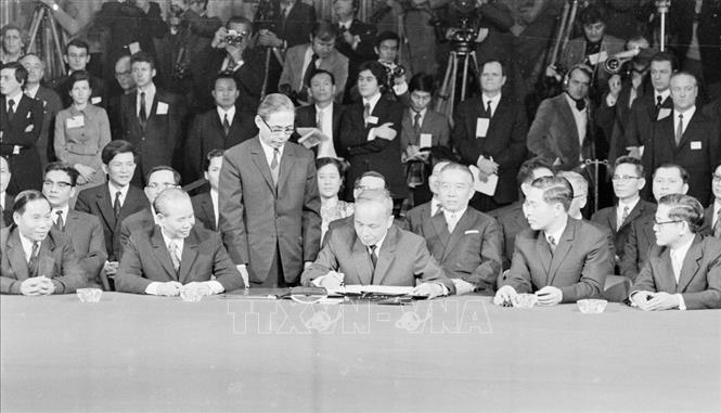 Trong ảnh: Bộ trưởng Ngoại giao Chính phủ Việt Nam Dân chủ Cộng hoà Nguyễn Duy Trinh (giữa) ký Hiệp định Paris, ngày 27/1/1973, tại Trung tâm Hội nghị quốc tế ở thủ đô Paris (Pháp). Ảnh: Văn Lượng - TTXVN