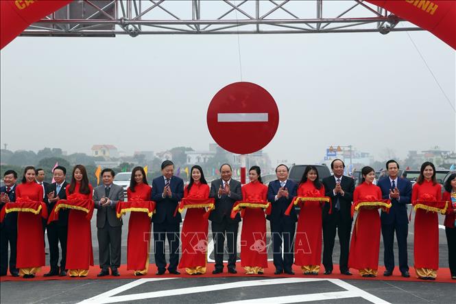 Trong ảnh: Thủ tướng Nguyễn Xuân Phúc và các đại biểu cắt băng khánh thành công trình. Ảnh: Huy Hùng - TTXVN