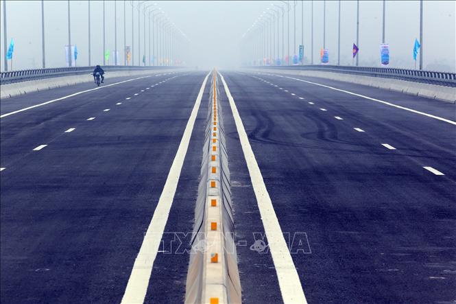 Trong ảnh: Cầu Hưng Hà có kết cấu nhịp chính dùng dầm hộp liên tục bằng bê tông cốt thép dự ứng lực thi công theo phương pháp đúc hẫng cân bằng. Ảnh: Huy Hùng - TTXVN
 
