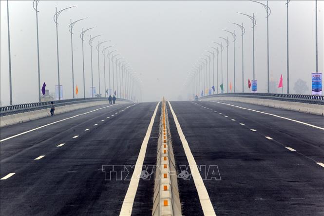 Trong ảnh: Cầu Hưng Hà được xây dựng vĩnh cửu bằng bê tông cốt thép và bê tông cốt thép dự ứng lực, bề rộng toàn cầu 22,5m gồm 4 làn xe cơ giới, hai làn xe thô sơ, dải phân cách giữa và dải an toàn 1,5m. Ảnh: Huy Hùng – TTXVN