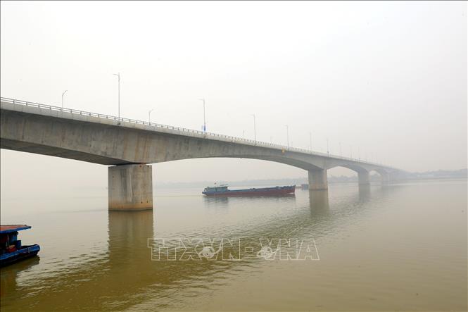 Trong ảnh: Cầu Hưng Hà có kết cấu nhịp chính dùng dầm hộp liên tục bằng bê tông cốt thép dự ứng lực thi công theo phương pháp đúc hẫng cân bằng. Ảnh: Huy Hùng - TTXVN
 
