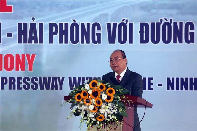 Trong ảnh: Thủ tướng Nguyễn Xuân Phúc phát lệnh khánh thành công trình. Ảnh: Huy Hùng - TTXVN