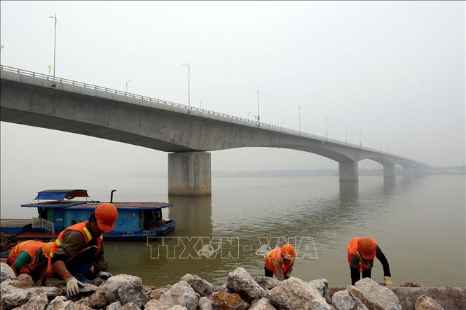 Trong ảnh: Cầu Hưng Hà được xây dựng vĩnh cửu bằng bê tông cốt thép và bê tông cốt thép dự ứng lực, bề rộng toàn cầu 22,5m gồm 4 làn xe cơ giới, hai làn xe thô sơ, dải phân cách giữa và dải an toàn 1,5m. Ảnh: Huy Hùng - TTXVN