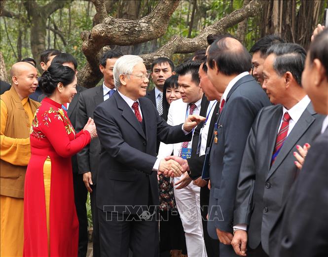 Trong ảnh: Tổng Bí thư, Chủ tịch nước Nguyễn Phú Trọng và Phu nhân với các kiều bào tại đền Ngọc Sơn, Hà Nội. Ảnh: Lâm Khánh – TTXVN