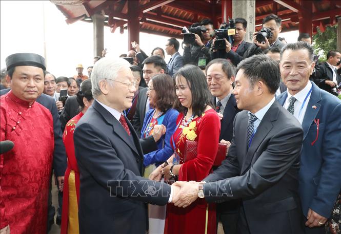 Trong ảnh: Tổng Bí thư, Chủ tịch nước Nguyễn Phú Trọng và Phu nhân với các kiều bào tại đền Ngọc Sơn, Hà Nội. Ảnh: Trọng Đức - TTXVN