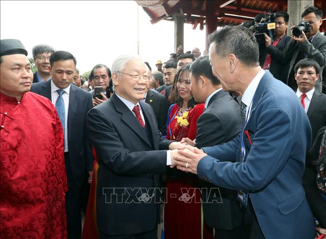 Trong ảnh: Tổng Bí thư, Chủ tịch nước Nguyễn Phú Trọng và Phu nhân với các kiều bào tại đền Ngọc Sơn, Hà Nội. Ảnh: Trọng Đức - TTXVN