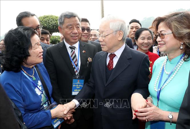 Trong ảnh: Tổng Bí thư, Chủ tịch nước Nguyễn Phú Trọng và Phu nhân với các kiều bào tại đền Ngọc Sơn, Hà Nội. Ảnh: Trọng Đức - TTXVN