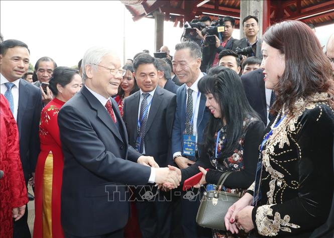 Trong ảnh: Tổng Bí thư, Chủ tịch nước Nguyễn Phú Trọng và Phu nhân với các kiều bào tại đền Ngọc Sơn, Hà Nội. Ảnh: Trọng Đức - TTXVN