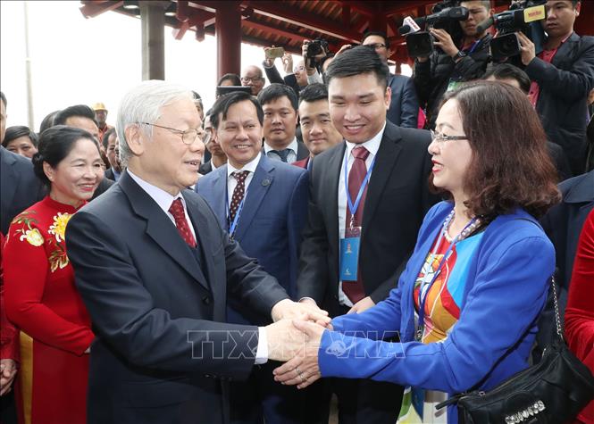 Trong ảnh: Tổng Bí thư, Chủ tịch nước Nguyễn Phú Trọng và Phu nhân với các kiều bào tại đền Ngọc Sơn, Hà Nội. Ảnh: Trọng Đức - TTXVN