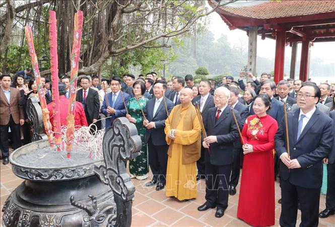 Trong ảnh: Tổng Bí thư, Chủ tịch nước Nguyễn Phú Trọng và Phu nhân dâng hương tại đền Ngọc Sơn, Hà Nội. Ảnh: Trọng Đức - TTXVN