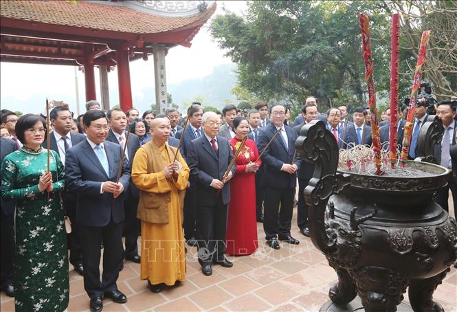 Trong ảnh: Tổng Bí thư, Chủ tịch nước Nguyễn Phú Trọng, Phu nhân và các đại biểu dâng hương tại đền Ngọc Sơn, Hà Nội. Ảnh: Lâm Khánh – TTXVN