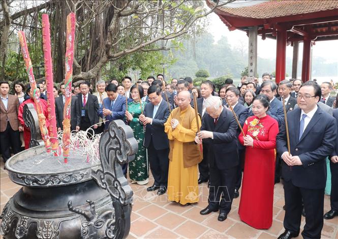 Trong ảnh: Tổng Bí thư, Chủ tịch nước Nguyễn Phú Trọng và Phu nhân dâng hương tại đền Ngọc Sơn, Hà Nội. Ảnh: Trọng Đức - TTXVN