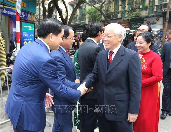 Trong ảnh: Chủ tịch UBND TP Hà Nội Nguyễn Đức Chung đón Tổng Bí thư, Chủ tịch nước Nguyễn Phú Trọng và Phu nhân tại khu vực phố đi bộ hồ Hoàn Kiếm, Hà Nội. Ảnh: Lâm Khánh – TTXVN