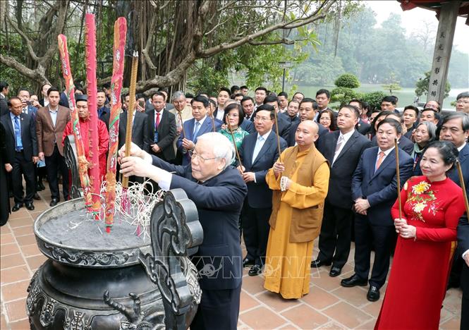 Trong ảnh: Tổng Bí thư, Chủ tịch nước Nguyễn Phú Trọng và Phu nhân dâng hương tại đền Ngọc Sơn, Hà Nội. Ảnh: Trọng Đức - TTXVN