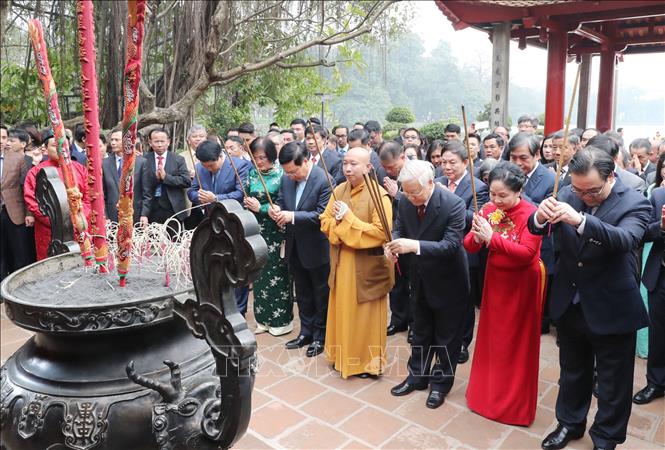 Trong ảnh: Tổng Bí thư, Chủ tịch nước Nguyễn Phú Trọng và Phu nhân dâng hương tại đền Ngọc Sơn, Hà Nội. Ảnh: Trọng Đức - TTXVN
