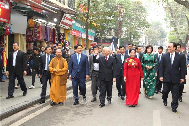 Trong ảnh: Tổng Bí thư, Chủ tịch nước Nguyễn Phú Trọng chào nhân dân tại khu vực phố đi bộ hồ Hoàn Kiếm, Hà Nội. Ảnh: Lâm Khánh – TTXVN