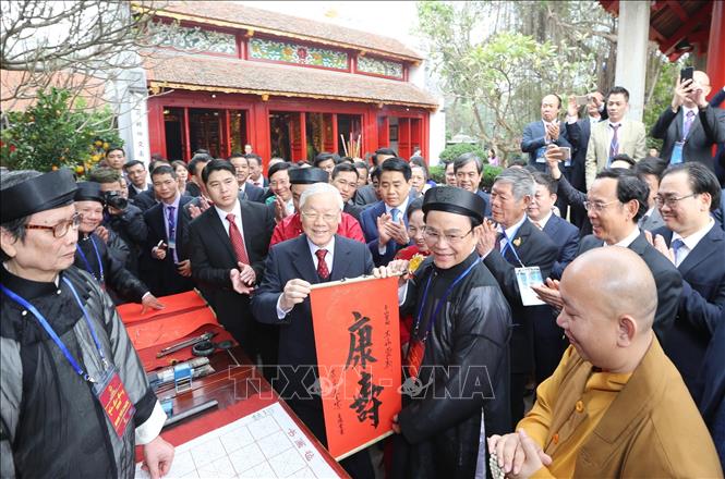 Trong ảnh: Tại đền Ngọc Sơn, thầy đồ viết tặng hai chữ 