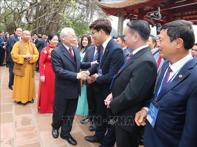 Trong ảnh: Tổng Bí thư, Chủ tịch nước Nguyễn Phú Trọng, Phu nhân với các đại biểu và kiều bào tại đền Ngọc Sơn. Ảnh : Lâm Khánh – TTXVN